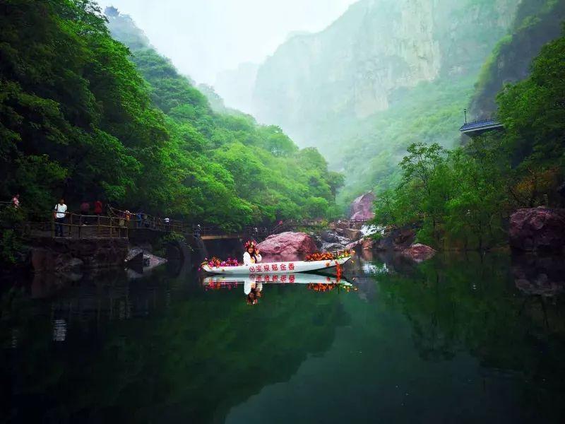 白色印花露肩上衣配灰色半身裙,优雅美丽,彰显十足的气韵,你认为怎么样?红迪网 - 专注分享与讨论的社区平台